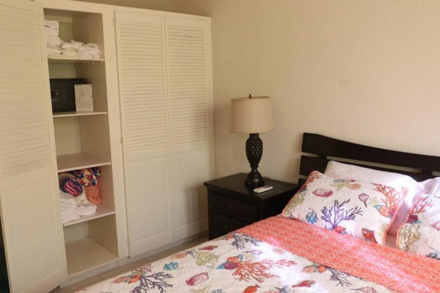 Apartamento One Bedroom 1 Minute Walk To West Coast Beach! Saint James