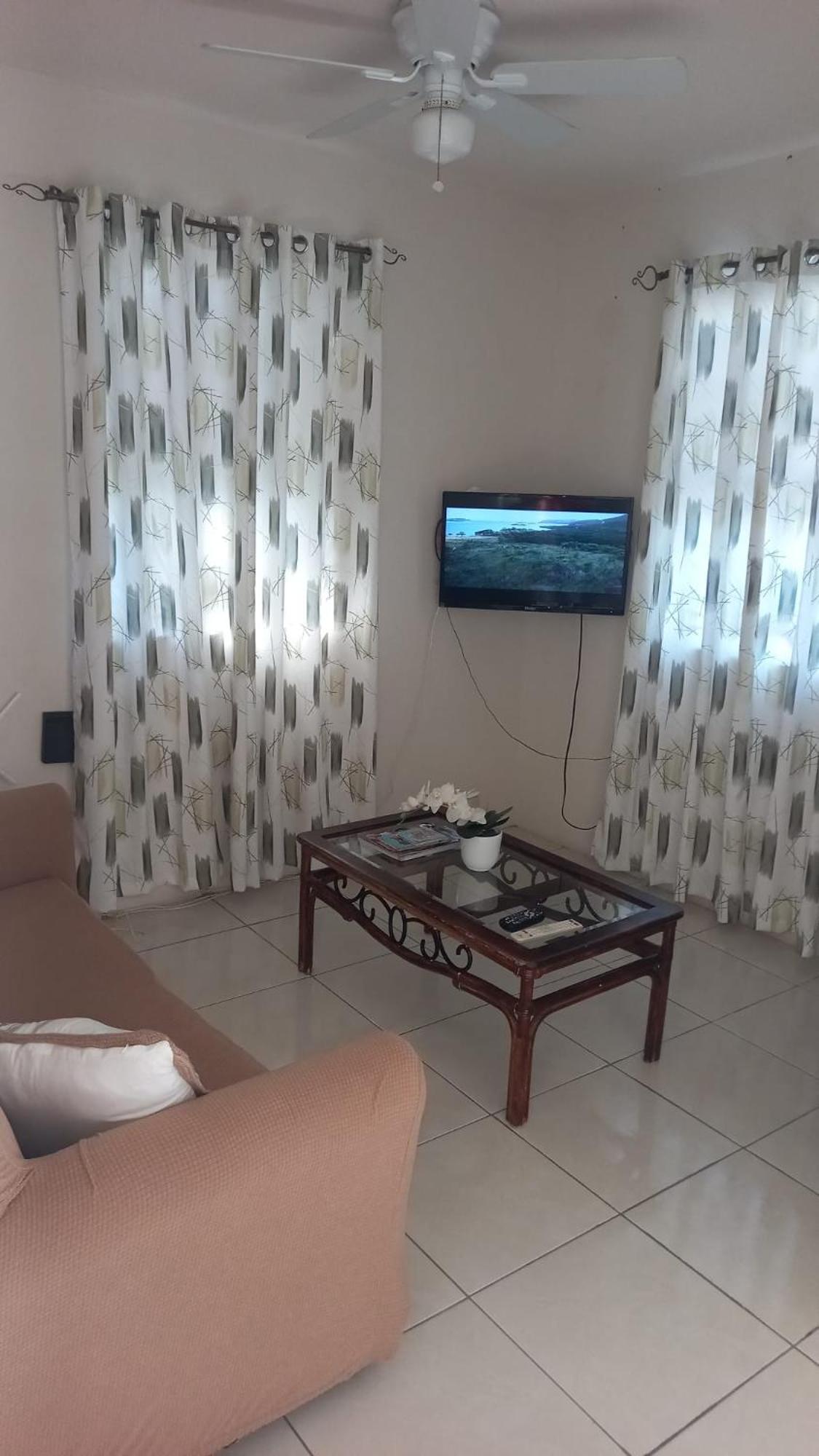One Bedroom 1 Minute Walk To West Coast Beach! Apartamento Saint James